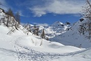 52 L'invaso del  Lago di Fregabolgia  in veste invernale, in letargo...senz'acqua, bianco di neve con vista sul Madonnino